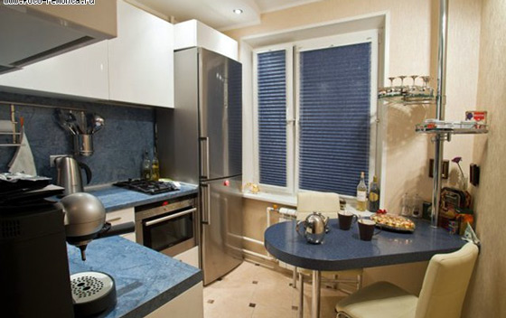 Відмінним рішенням для кухні в хрущовці є стільниця-підвіконня і шафи уздовж вікна