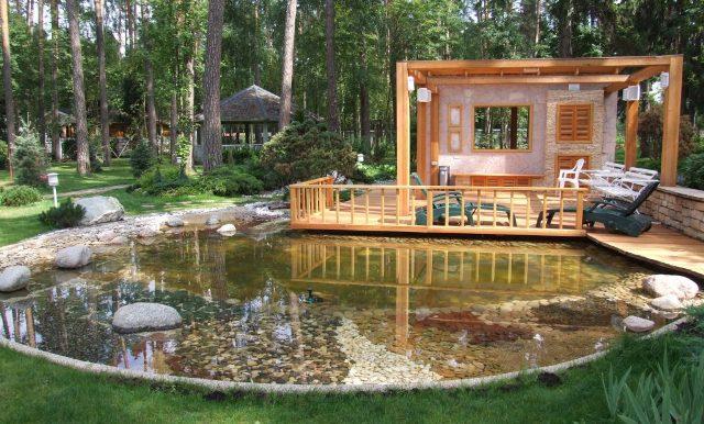 А якщо місця на ділянці немає зовсім, можна створити невеликий ставок в японському стилі: через відсутність вільного простору, повноцінні ставки в частих садах країни висхідного сонця часто замінюють мініатюрні кам'яні басейни