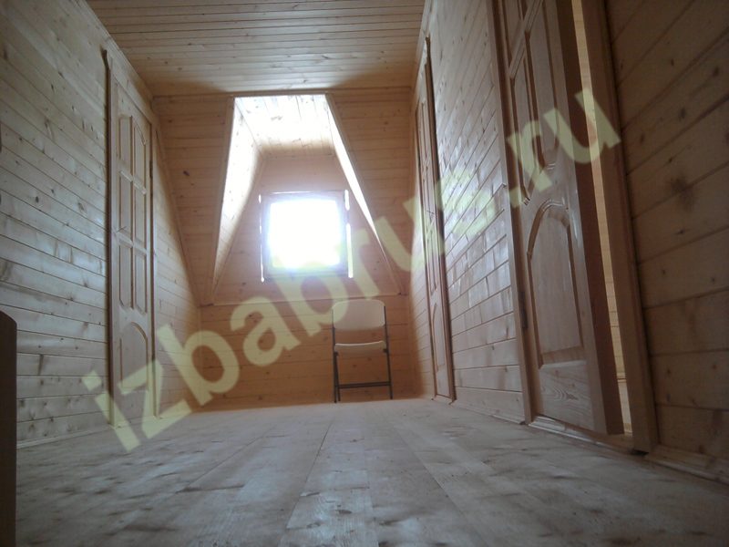 Підлоги і стелі в дачному будиночку утеплені з прокладкою гідроізоляції