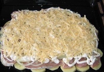 Якщо у вас є печериці, то їх також можна порізати пластинами і розмістити між другим і третім шаром