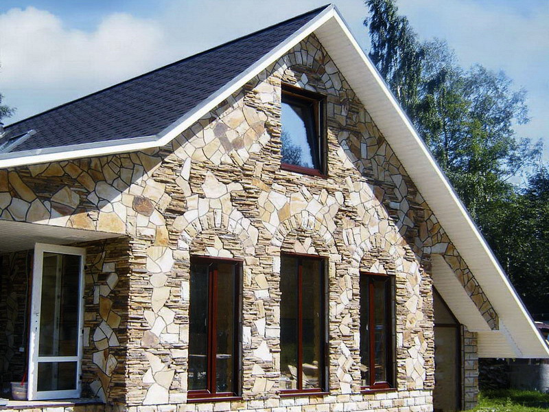 Облицювання фасаду дачного будинку дозволяє не тільки змінити зовнішній вигляд будівельної споруди, а й виправити різні геометричні нерівності фасаду, а також провести їх повний або частковий ремонт