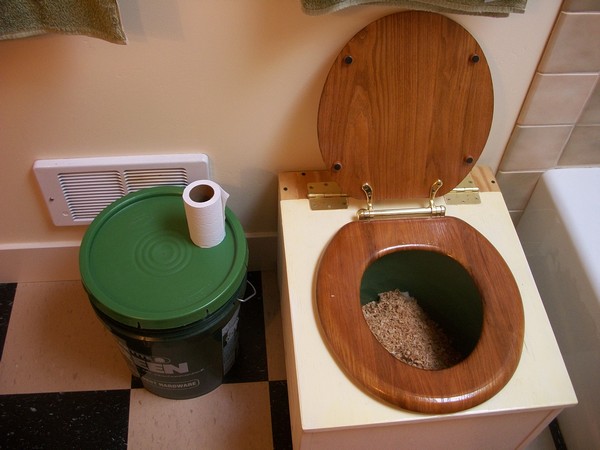 Сухий туалет (пудр-клозет) являє собою невелику конструкцію, в якій знаходиться звичайний дерев'яний стільчик з кришкою, а під ним розташована легко витягається ємність
