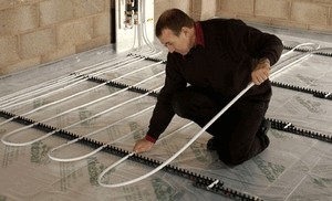 Технологія укладання водяних труб для теплої підлоги передбачає монтаж стяжки