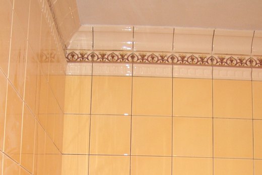 Матеріали для обробки ванної кімнати діляться на традиційні, що зарекомендували себе ще з часів перших окремих квартир, і нові, - епохи після СРСР
