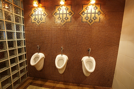 Оптимальним варіантом для обробки стін у ванній є кахель з інсталяцією по можливо більшій площі матричної мозаїки;  пол - з керамограніта;  стеля - натяжна