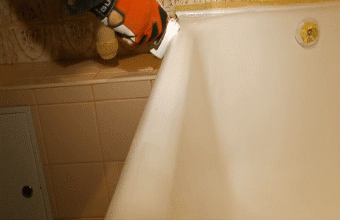 Емалювання ванн Одеса - це той самий спосіб, який передбачає собою не нанесення саме рідкої емалі, а спеціальної рідини яка складається з епоксидної смоли, рідкої емалі, барвників, спеціальних затверджувачів та інших речовин