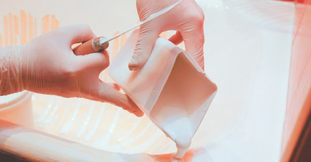 З роками Ванна перестає сяяти блиском, жовтіє, тріскається, ставати шорсткою і показує своє коричневе дно