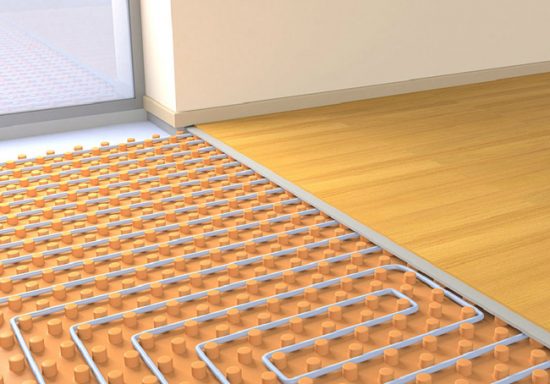Труби при такому влаштуванні теплої підлоги укладаються в пази спеціальних плит з ДСП або полістирольних матів