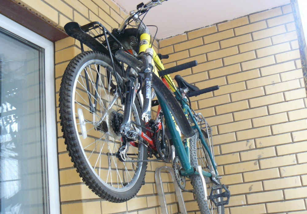 проблема   зберігання велосипеда   є актуальною для кожного велосипедиста, якому доводиться затягувати свій транспорт в квартиру