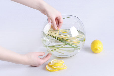 Наріжте лимон кружальцями і покладіть в воду
