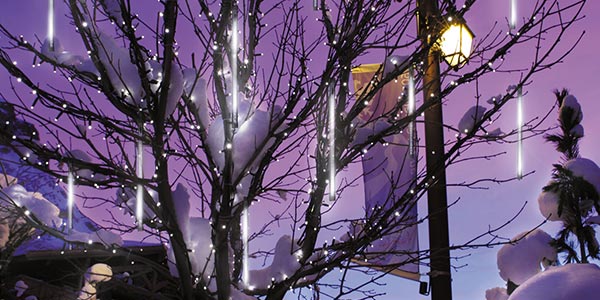 На паркані або фасаді будинку можна розмістити і   світлодіодні прикраси   у вигляді зірок, сніжинок, різдвяних чобітків або ялинок
