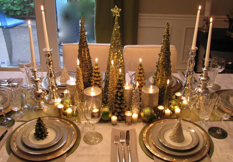 Але є варіант і більш ефектний - комбінуємо свічки на столі разом з ялинкової гірляндою