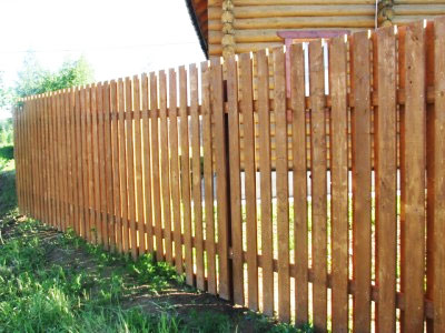 Установка дерев'яного паркану має багато плюсів, на них і звертають увагу дачники: