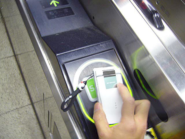 Suica на мобільному телефоні: для оплати проїзду досить прикласти апарат до зчитує панелі