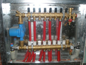 Для зручності роботи системи теплих водяних підлог монтується шафа, в якому знаходяться всі з'єднання і регулюючі вентилі