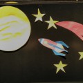 Аплікація для дітей старшого дошкільного віку «Політ на Місяць»   Цілі: - вчити передавати форму ракети, застосовуючи прийом симетричного вирізування з паперу, вирізати фігури людей в скафандрах з паперу ,