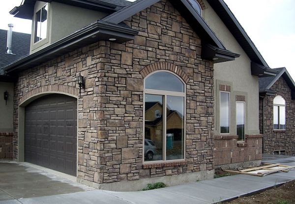 Якщо ви вирішили облицювати свій будинок натуральним каменем, то пам'ятайте, що це буде дуже дорого
