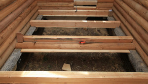 Дерев'яне покриття підлоги в лазні будується за допомогою спеціальних дощок, які укладаються на лаги - спеціальні поперечні балки