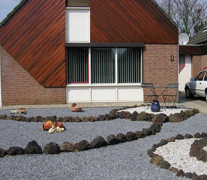Будинок з внутрішнім двориком   Для покриття майбутньої зони відпочинку зазвичай використовують бетон, блоки, декоративні плити з каменю