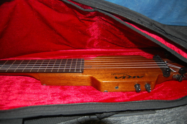 Як і Ямаха, Арія Сінсонідо комплектується чохлом, куди компактно вкладаються всі частини розібраної гітари